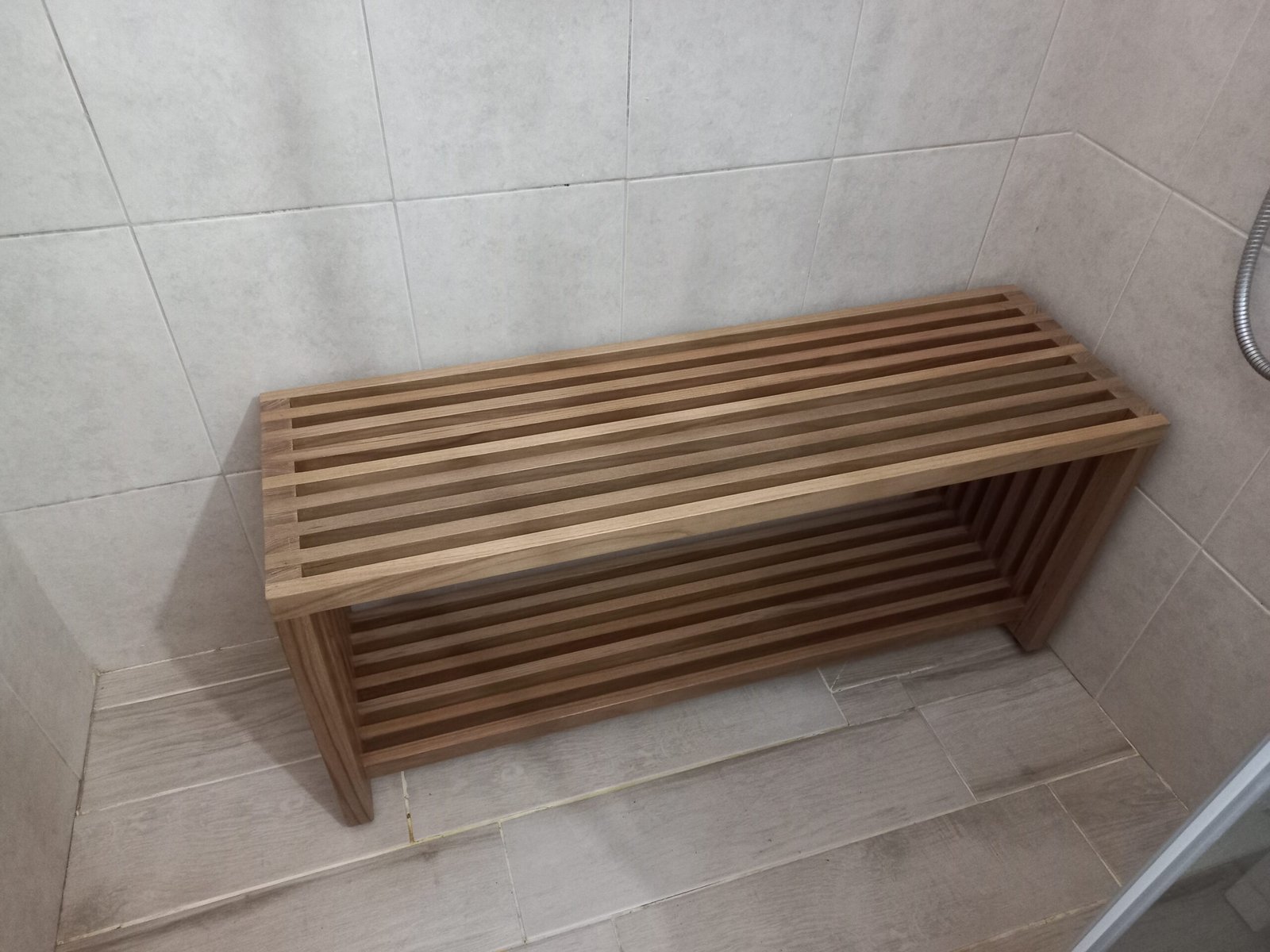 ספסל למקלחת עם מדף מעץ טיק