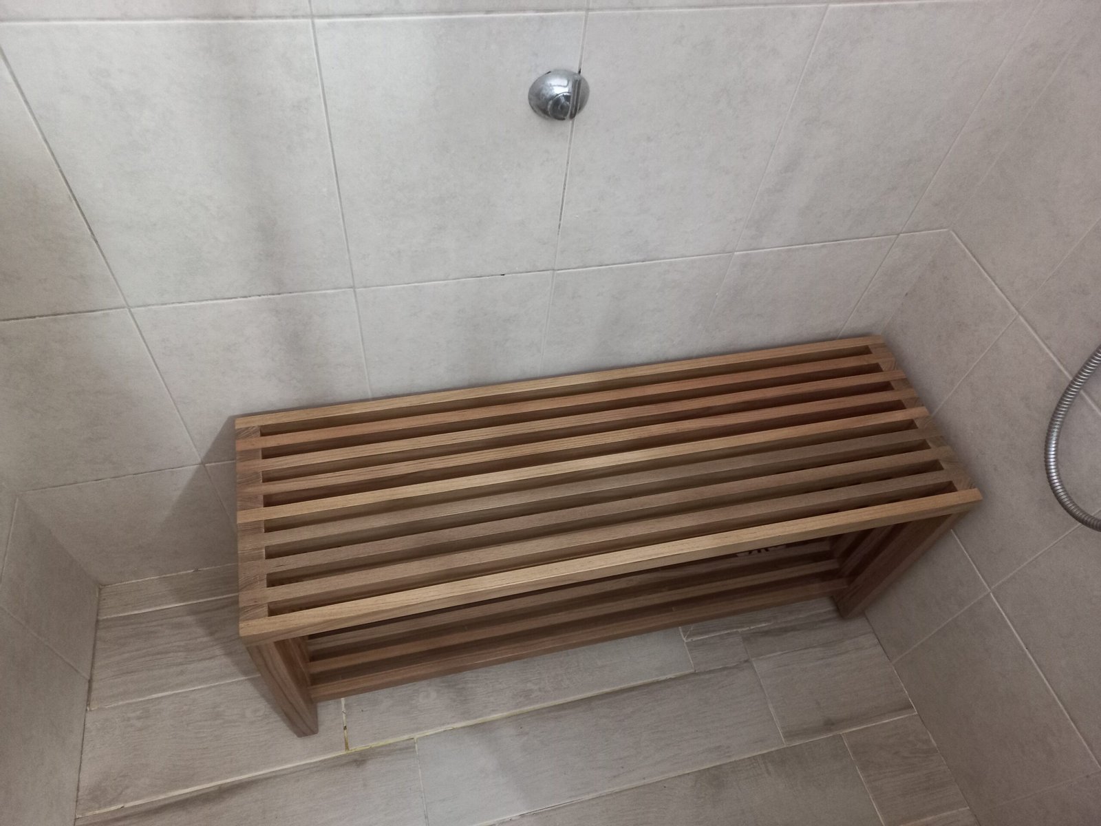 ספסל למקלחת עם מדף מעץ טיק