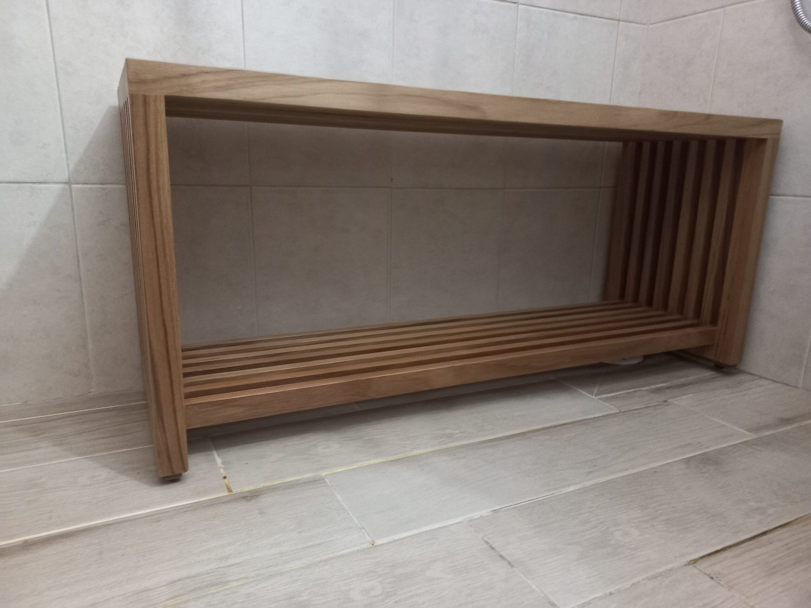 ספסל למקלחת עם מדף מעץ טיק