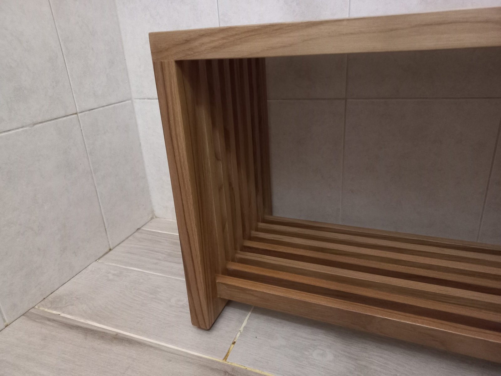 ספסל למקלחת עם מדף מעץ טיק