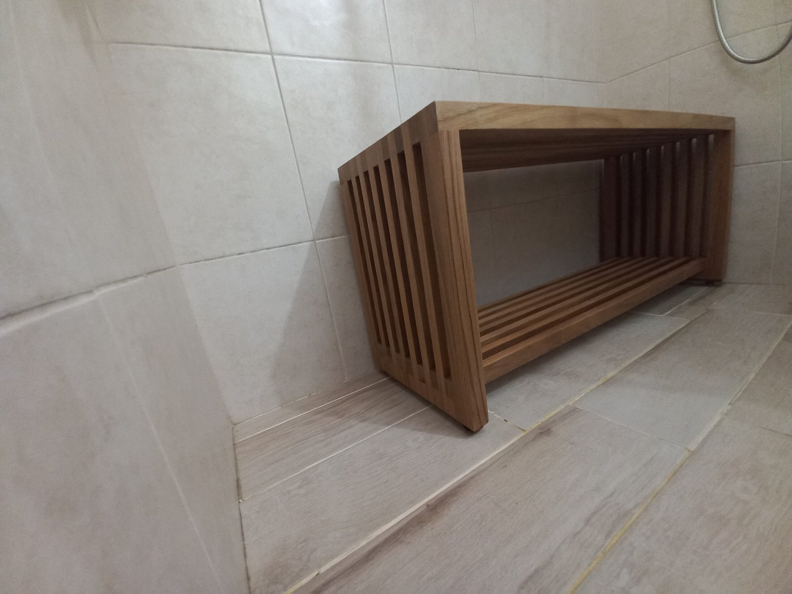 ספסל למקלחת עם מדף מעץ טיק