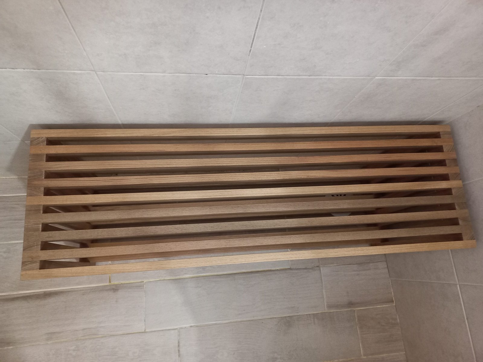 ספסל למקלחת עם מדף מעץ טיק